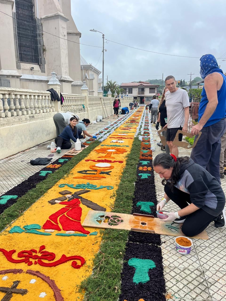 La celebración de Corpus Christi, desde la madrugada del domingo 7 de junio decenas de vecinos trabajaban contra reloj para convertir las calles alrededor del templo de San Rafael Arcángel de Heredia en una verdadera alfombra de fe, color y tradición. Mauricio Campos fue uno de ellos.