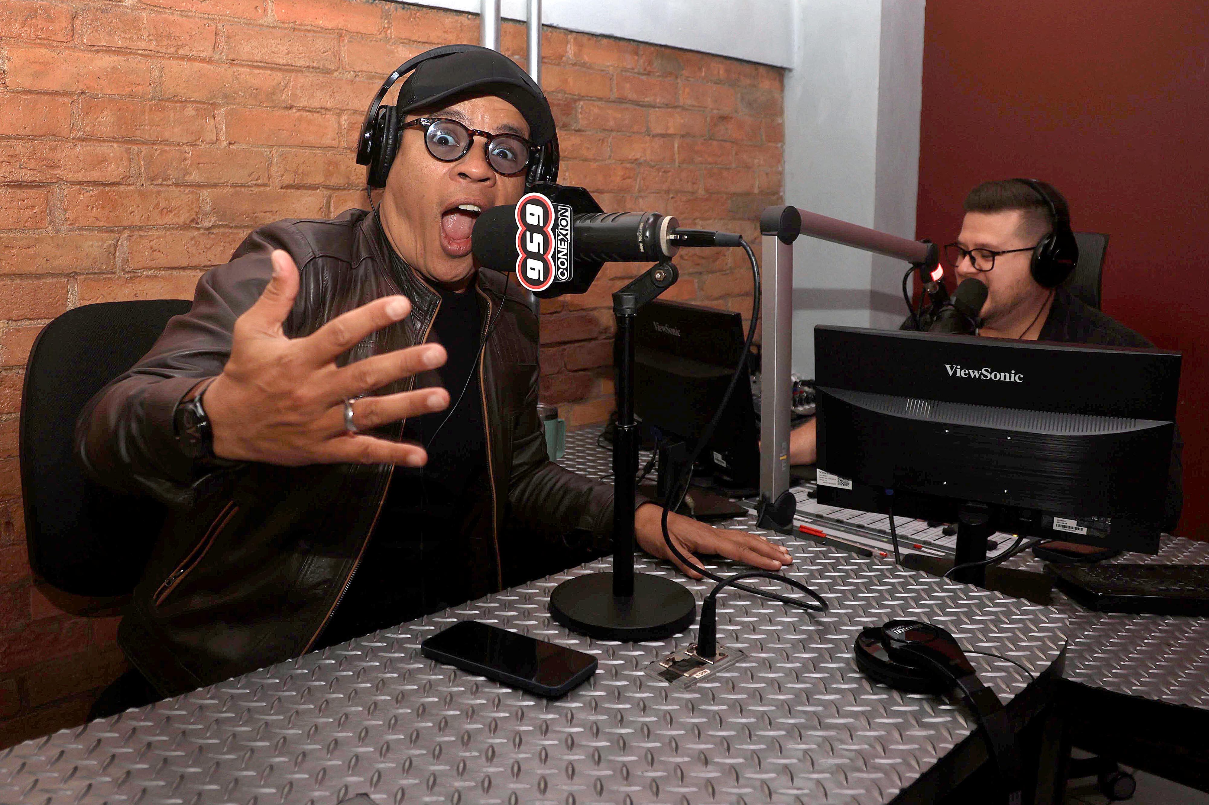 11/04/2024     La Uruca. Jair Cruz, junto a Héctor Vega, en el programa La Aldea. Con música, anécdotas y ocurrencias, los locutores acompañan a los radioescuchas todas las mañanas, de lunes a viernes de 6:00 a.m. a 9:00 a.m., en radio 959 Conexión.