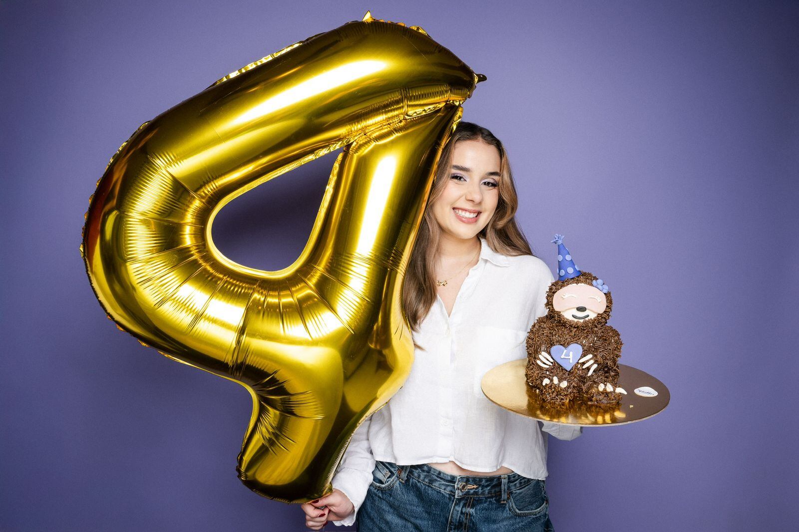 A Gloria Garita Calderón le ha tocado cocinar más que sueños. Esta joven vecina de Curridabat, de apenas 21 años, convirtió su pasión por el cuidado de la piel en un negocio que arrancó con ollas prestadas y terminó con su vida entera envuelta en jabones, bálsamos y mascarillas. Gloria es nieta del expresidente de Costa Rica Rafael Ángel Calderón Fournier (1990-1994) y de la exprimera dama y exdiputada Gloria Bejarano Almada. Y aunque cualquiera pensaría que eso le abrió todas las puertas, a ella más bien se las cerraron.