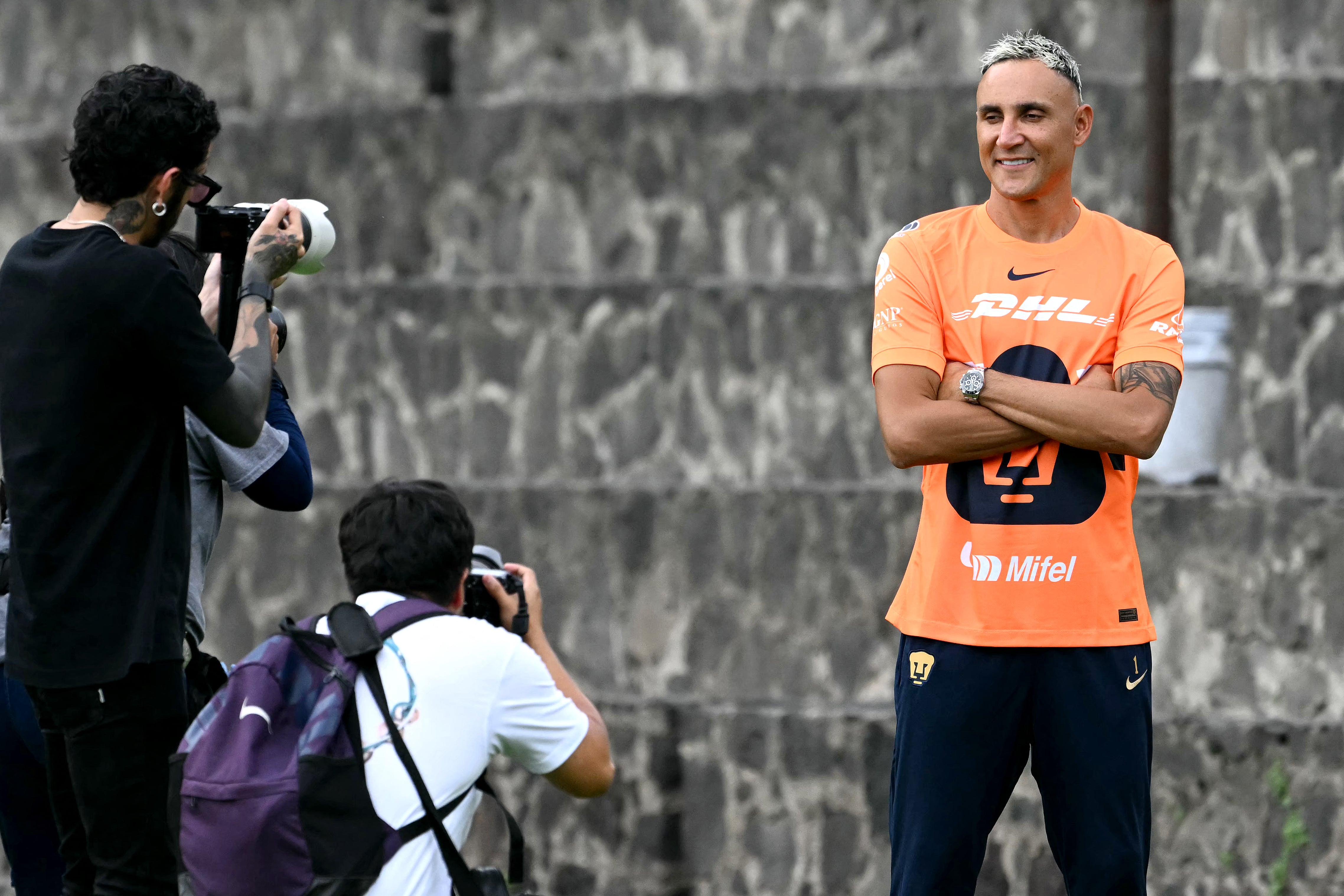 Keylor Navas posa con la camisa de Pumas durante su presentación oficial el pasado 24 de julio.