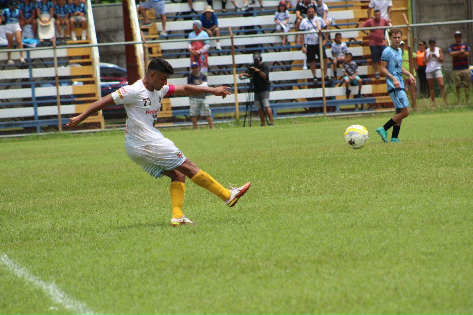 Juan Bustos Golobio fue la gran figura de Upala en la final de Linafa. Foto: Prensa Linafa.