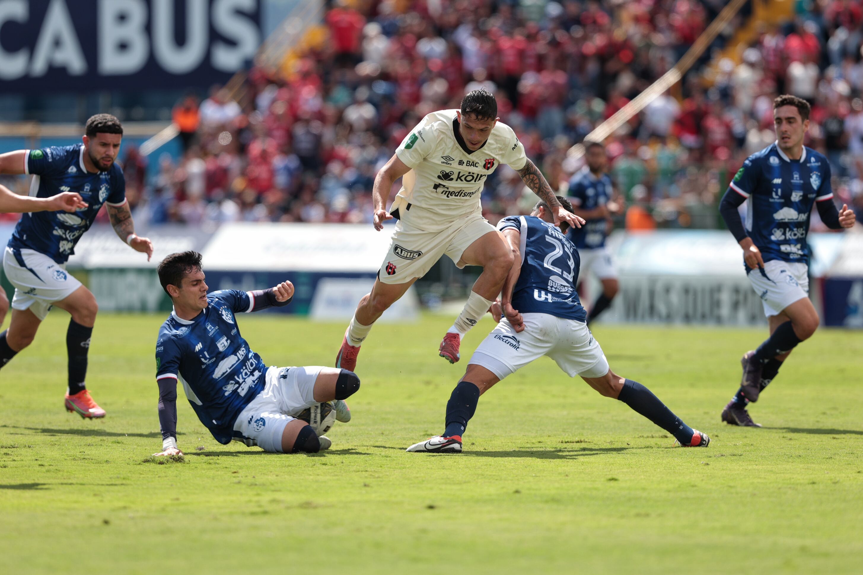 30/11/2025/ Juego entre Club Sport Cartagines vs Liga Deportiva Alajuelense por la fecha 17 del torneo apertura de l Liga Promerica en el estadio Fello Meza / foto John Durán