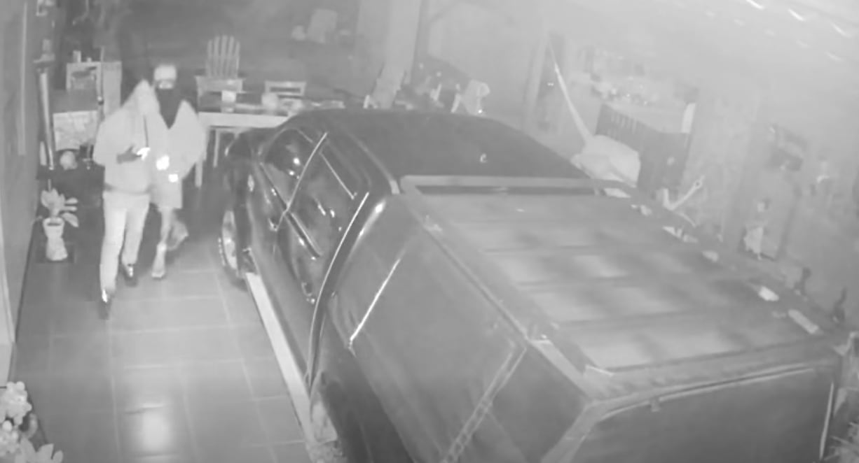 Una pareja de adultos mayores vivió momentos de angustia dentro de su propia casa en Horquetas de Sarapiquí. Foto: Captura de video