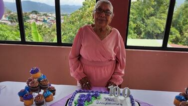 Bailando, con rica comida y rodeada de gente muy especial, así se celebran 100 años