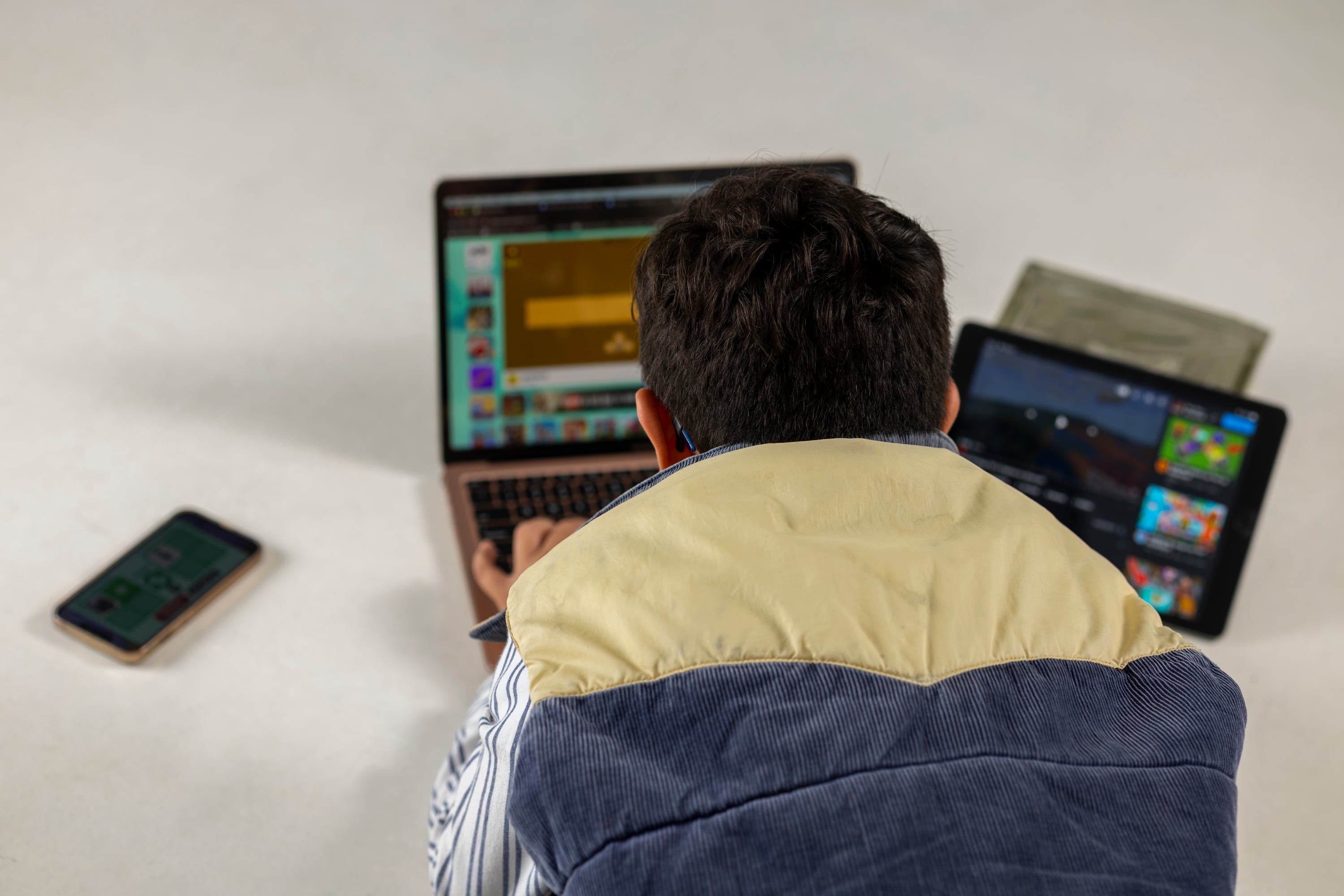 MATERIAL EXCLUSIVO DE REVISTA DOMINICAL HASTA SU PUBLICACION.
26/06/2024, San José, Tibás, Estudio Fotográfico de Grupo Nación, fotografías de ninos dependientes de pantallas de celulares, ipads y computadoras.