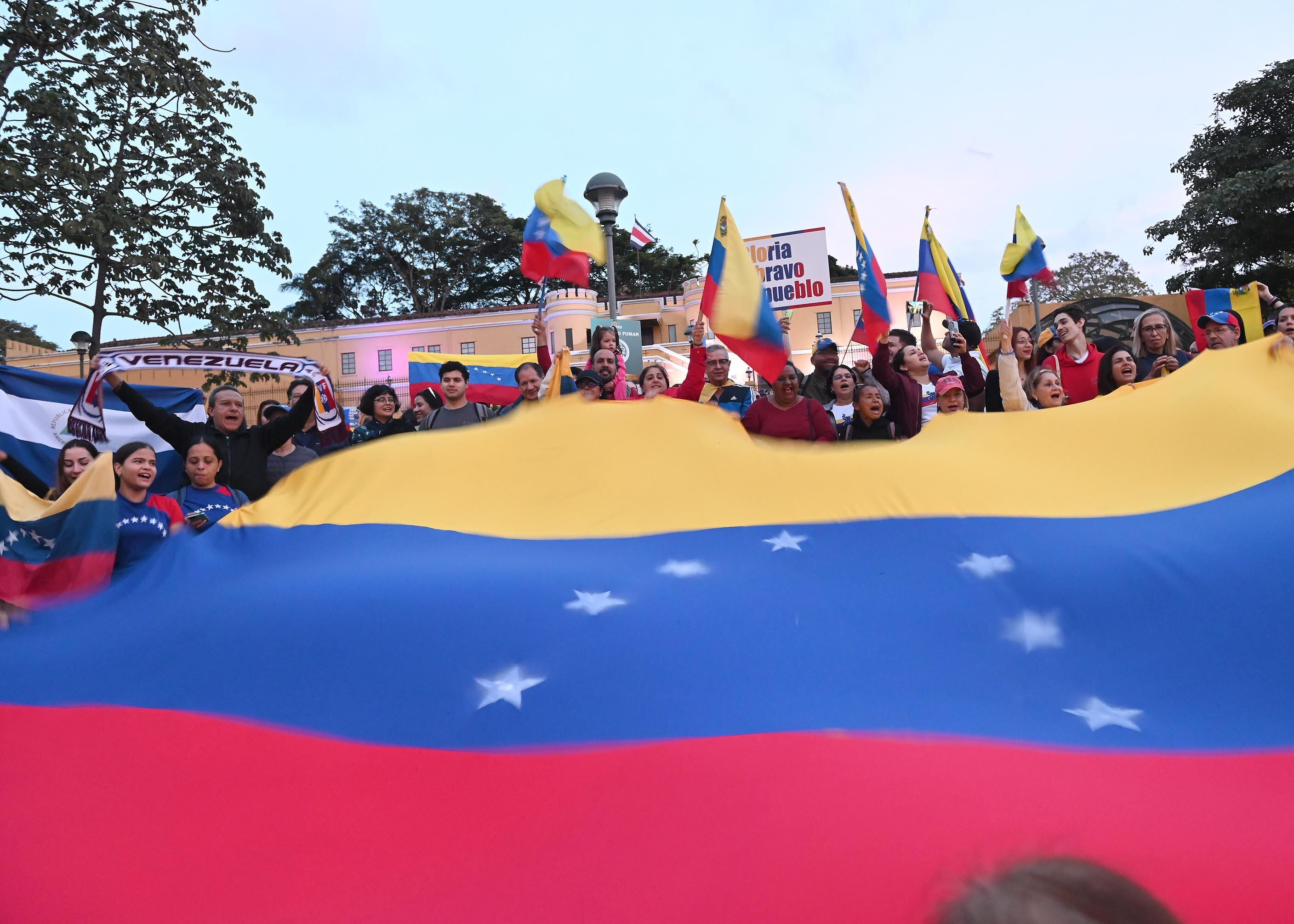 Manifestación de venezolanos en Plaza de la Democracia.