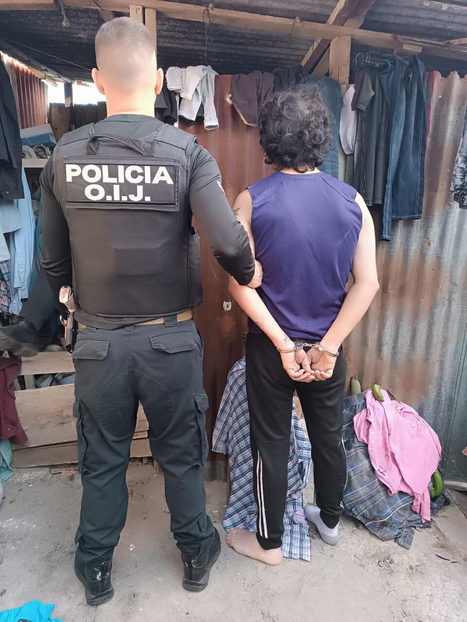 Siete hombres y una mujer fueron detenidos en los allanamientos. Foto OIJ.