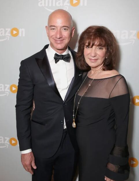 Muere la madre de fundador de Amazon tras luchar contra extraña enfermedad.