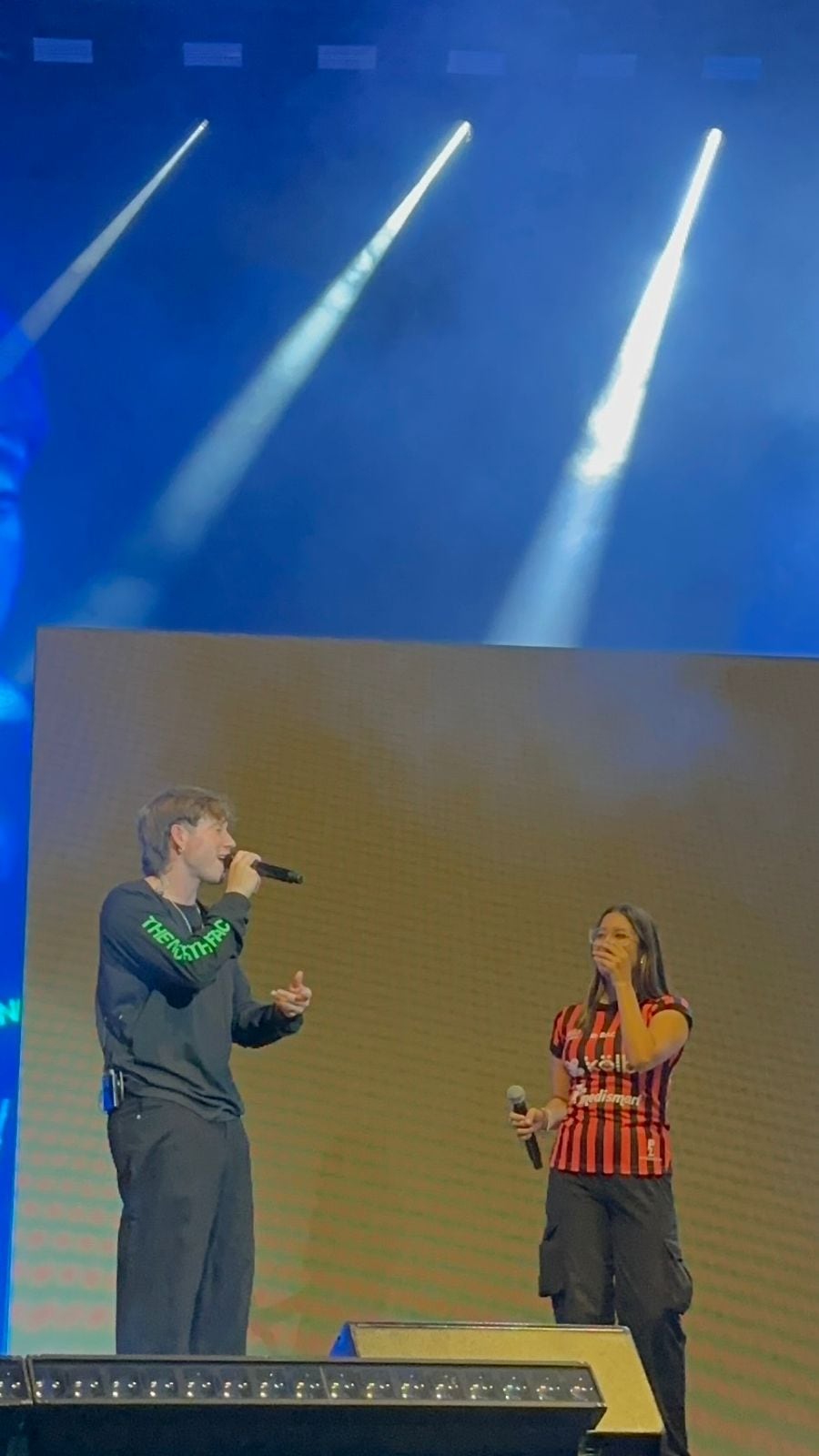 Nazareth Villalobos en tarima con Paulo Londra