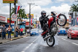 Se acabaron las acrobacias en moto: si usted es de los que “juega de vivo” en carretera, es mejor que lea esto