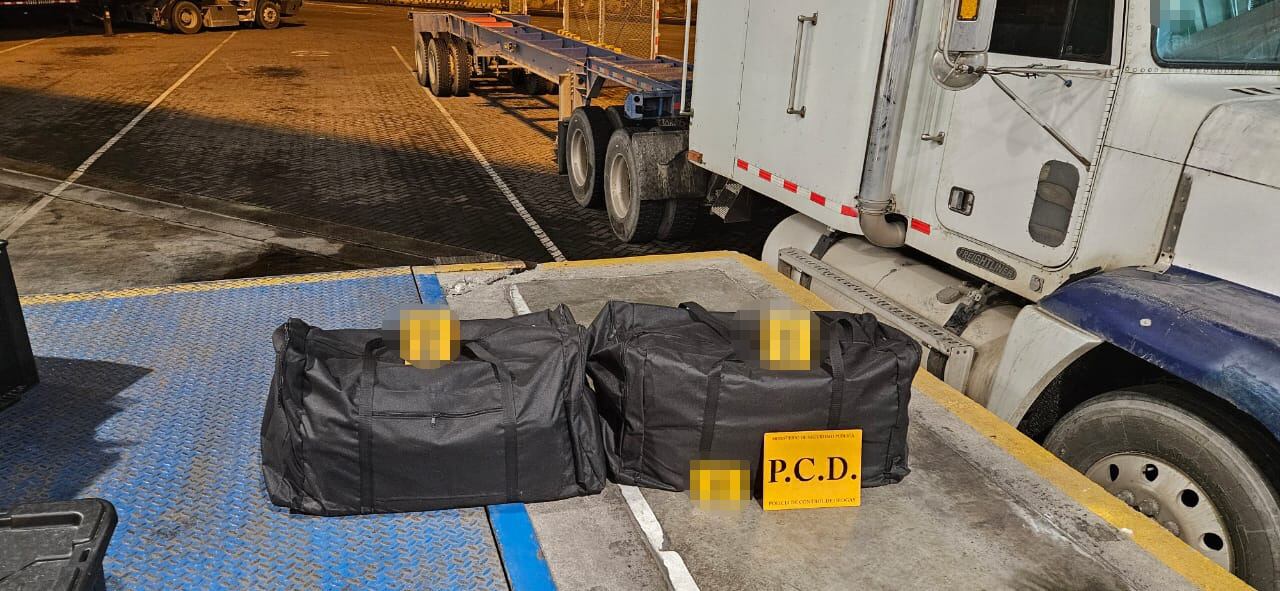 Decomisan 60 kilos de cocaína que eran transportados por trailero en Limón.