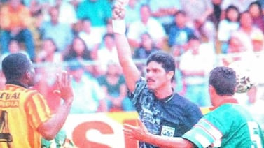 Exárbitro Rónald Cedeño clama por ayuda para cubrir el funeral de su nieta, quien falleció un mes después que su hija