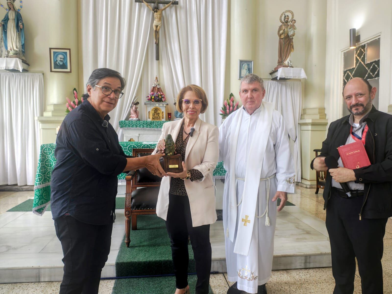 La Patrona de Costa Rica, la virgencita de los Ángeles, por primera vez llegó para quedarse por siempre en el Hospital San Juan de Dios. El escultor Luis Alonso Ramírez, donó una virgencita de los Ángeles hecha por él hecha con polvo de piedra, polvo de bronce y metal, y tiene el mismo tamaño, peso y color de la imagen original que se encontró Juana Pereira en 1635. En la foto, la doctora María Eugenia Villalta Bonilla, directora general del hospital San Juan de Dios, y los sacerdotes Jimmy Simons y Francisco Flores, capellanes del hospital.
