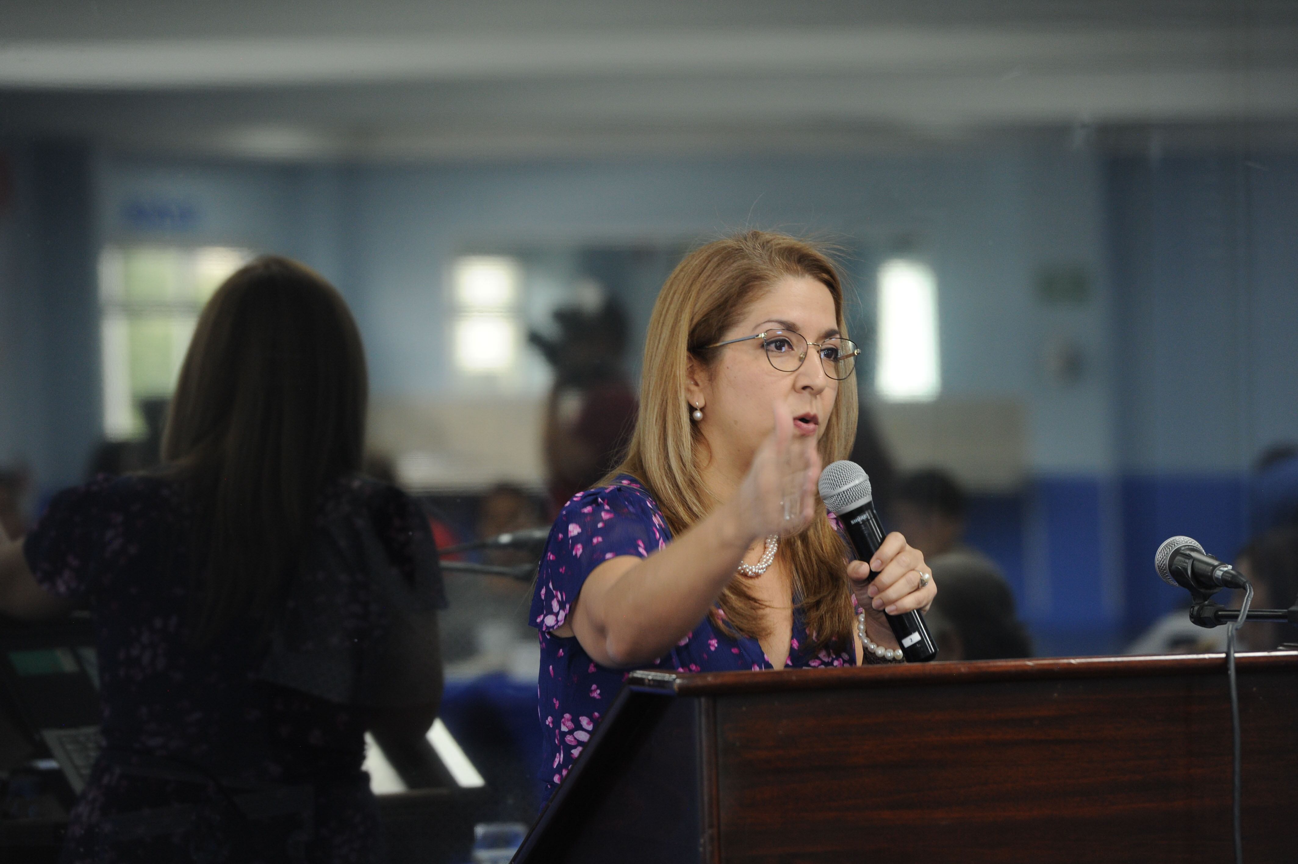 Ministra de Salud Mary Munive en podio dictando conferencia.