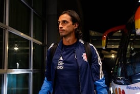 Bryan Ruiz da grandes sorpresas con su primera alineación como técnico de Costa Rica