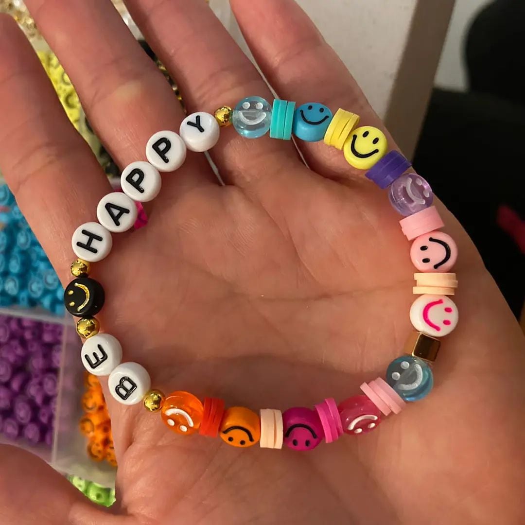 Itzel Segura Segura, odontóloga y Kimberly Chacón Rodríguez, instructora física, crearon “Pulseras con propósito” para ayudar a quienes luchan contra el cáncer de mama.