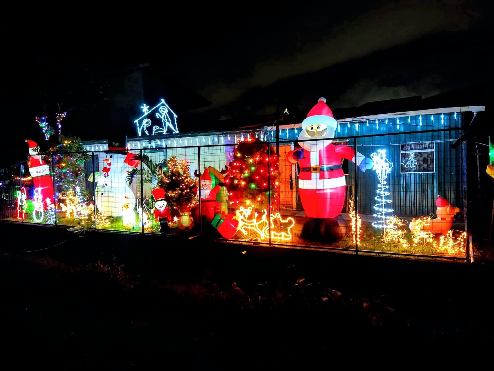En San Rafael de Heredia, hay un tico que no espera a diciembre para sentir la Navidad. Davis Jesús Rodríguez Hernández, de 37 años, padece autismo y epilepsia, pero eso nunca le ha impedido vivir con ilusión la época más linda del año