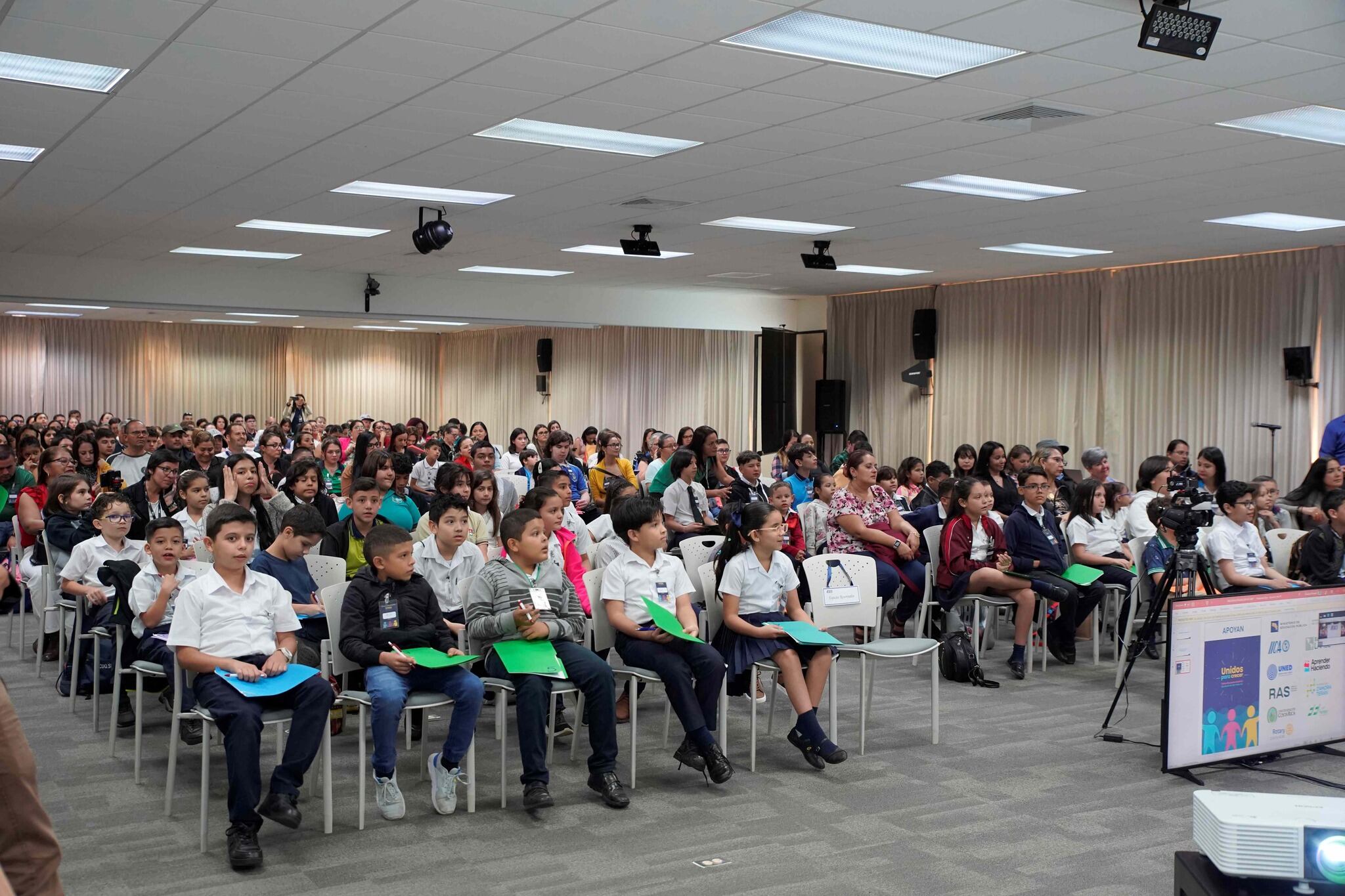 El Ministerio de Educación (MEP) logró juntar a 130 niños genio del país en un solo lugar, un mismo día y a la misma hora. El MEP los llama niños con alto potencial y talento y fueron juntados en el Primer Encuentro Estudiantil de Alto Potencial Unidos para crecer