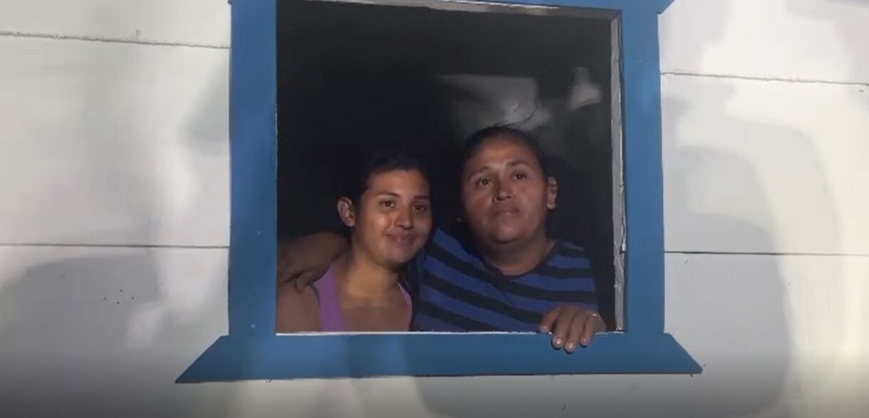 Donación de minicasa rodante a familia afectada por incendio. Foto cortesía Canal 36.