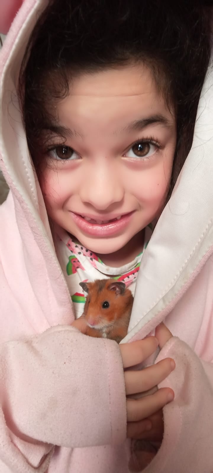 La niña Miha Spiller Ugalde, quien vive en el barrio Brasil de San José, es feliz regalándole confiticos y saludando a los recolectores de basura de la municipalidad de San José que pasan por su casa