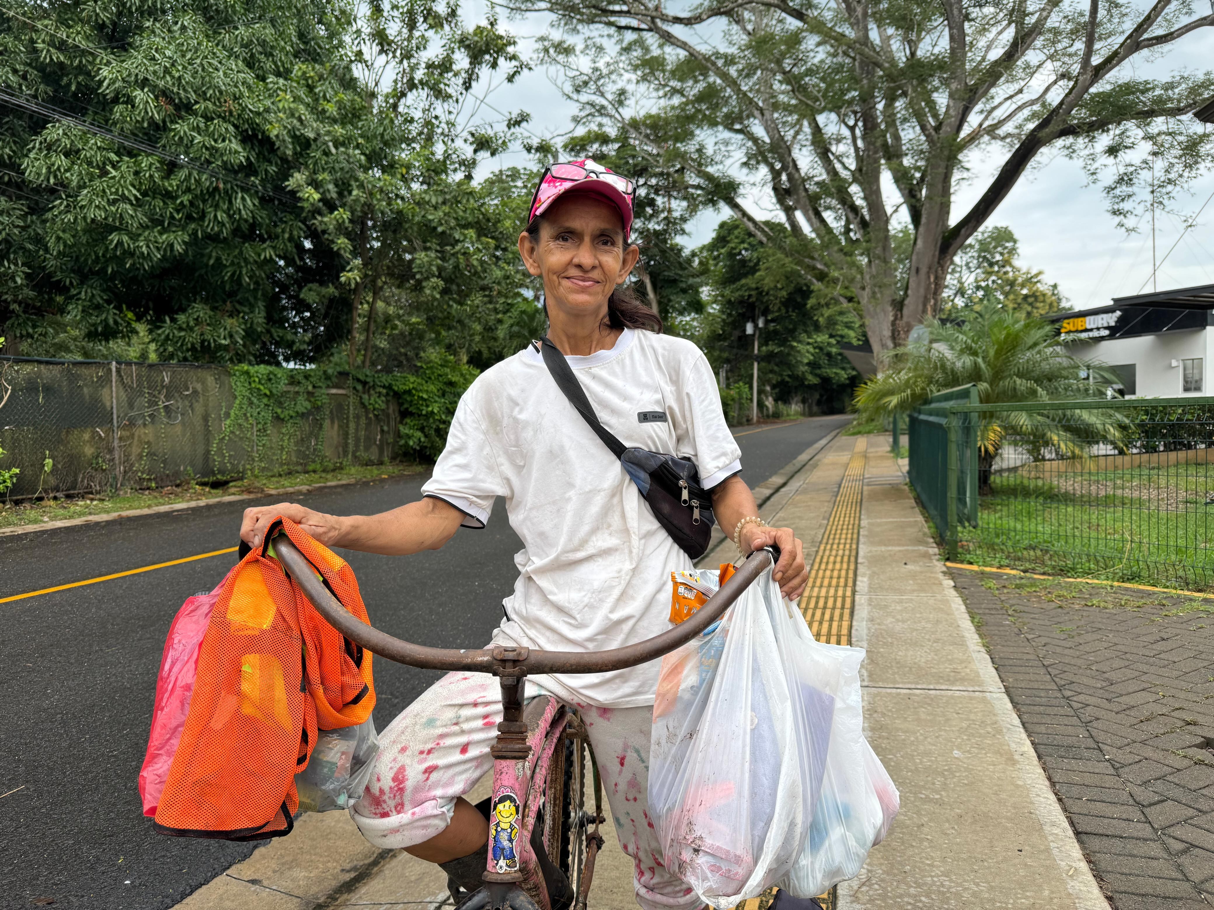 Darling sale todos los días a las 6 a.m., a ofrecer sus productos.