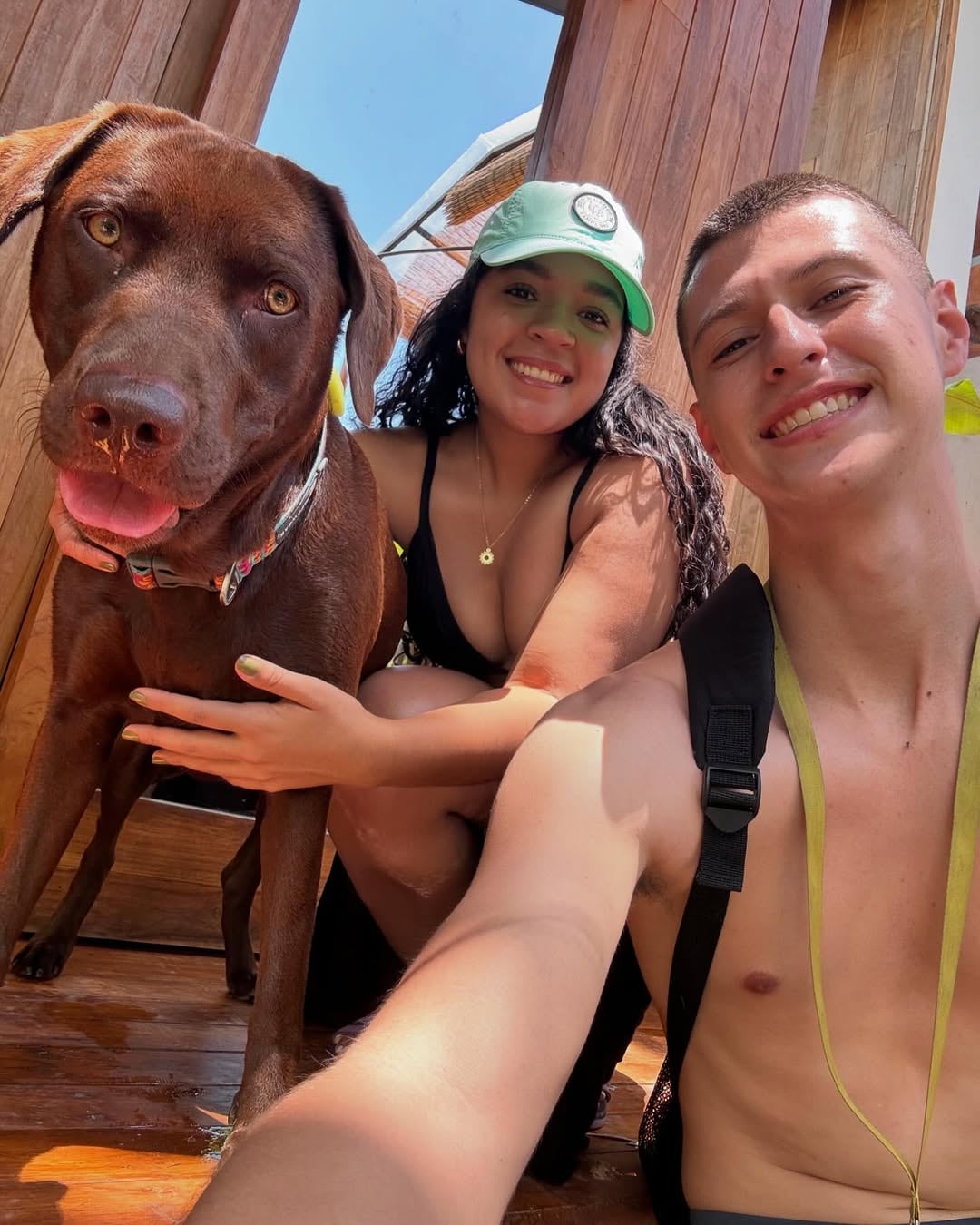 Valeria Cruz y Esteban Gutiérrez, con su perro Cocoa