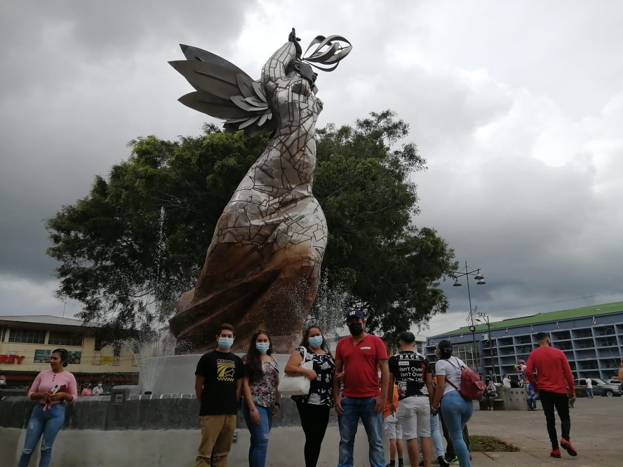 La plaza mayor de Cartago, luego de que se develó el monumento dedicado al bicentenario de la Independencia, ha sido un llenazo de gente que está feliz con la nueva cara de la plaza. En la foto, , don Óscar Masis y doña Yindra Hernández, quienes estaban con sus hijos Jimena y Alejandro.