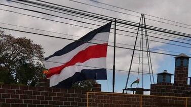 OPINIÓN: Bandera de Costa Rica con una delgada franja roja pasó inadvertida en escuela de Hatillo
