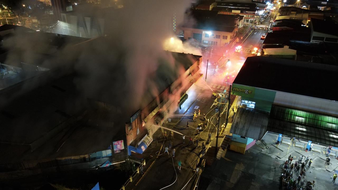 Un dron tomó fotos aéreas del incendio en el mercado de Turrialba este 2 de abril, Viernes Santo del 2021