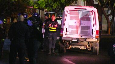 Pistoleros se meten a casa de matrimonio y matan a marido de 14 balazos frente a su esposa