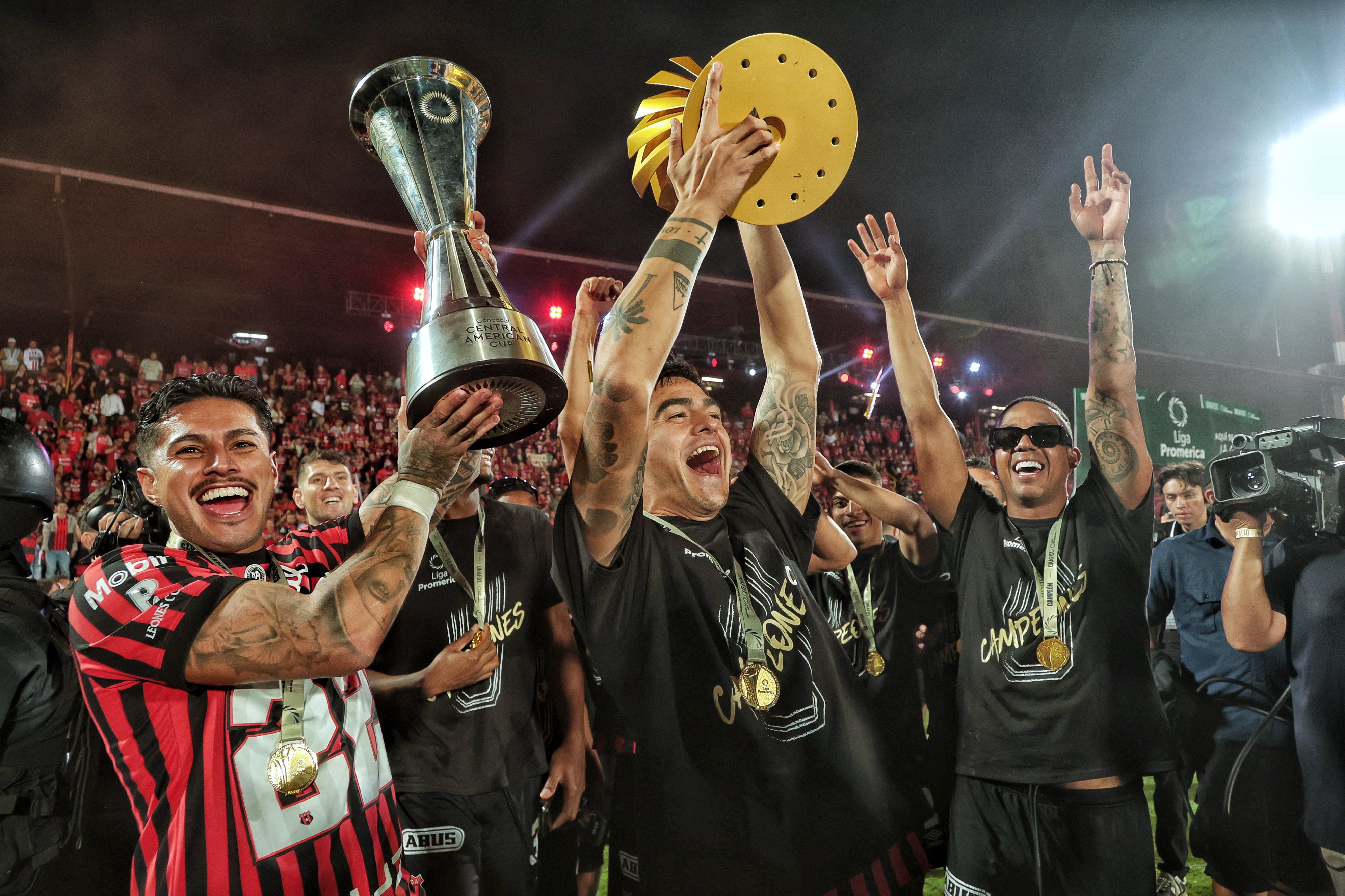 20/12/2025/ partido de ida entre Liga Deportiva Alajuelense vs Saprissa por el partido de vuelta de la final del Torneo apertura de la Liga Promerica 2025 en el estadio Alejandro Morera Soto / foto John Durán