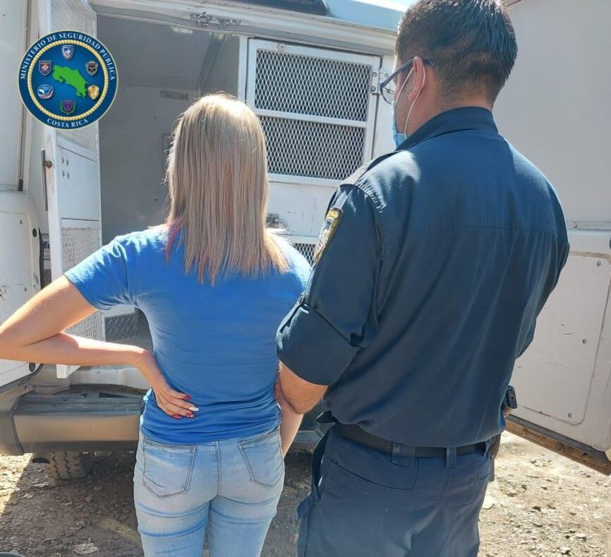 Detienen a dos mujeres sospechosas de robar datos de tarjetas bancarias de clientes de complejo de piscinas en Santa Ana. Foto MSP.