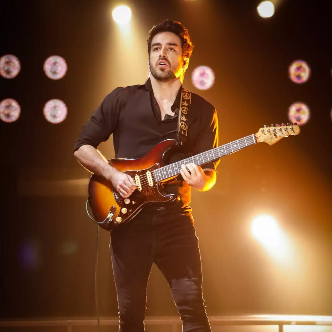 El cantante Rodrigo Lagunas pasó por una gran pena por una pregunta que le hicieron en redes que lo terminó sonrojando.