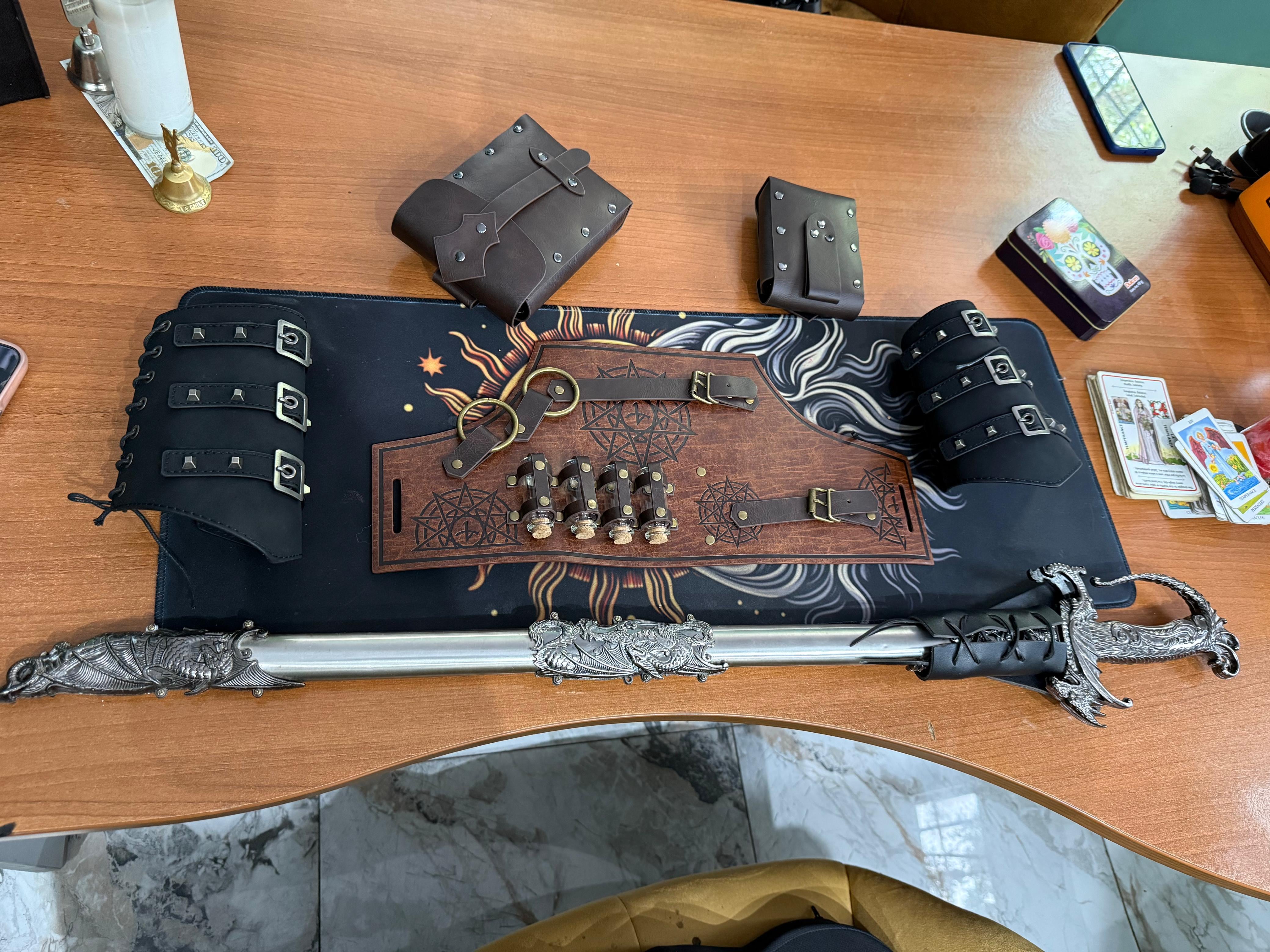 Esteban Morales Bonilla es Esteban Velarium, el Guardián del Velo, es un mago ritualista de quinta generación y heredero de un linaje antiguo que custodia el grimorio familiar. Su papel es mantener el equilibrio entre los mundos visibles e invisibles, protegiendo los secretos del conocimiento prohibido y asegurando que solo los dignos crucen el umbral.