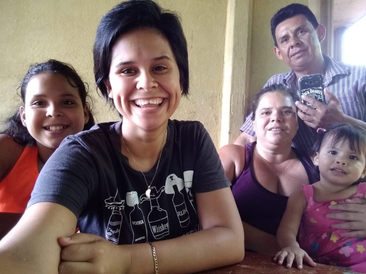 Jazmín Acuña cuida de sus dos hermanas menores tras la muerte de sus papás, quienes fallecieron al ser alcanzados por un rayo. Foto cortesía Jazmín Acuña.