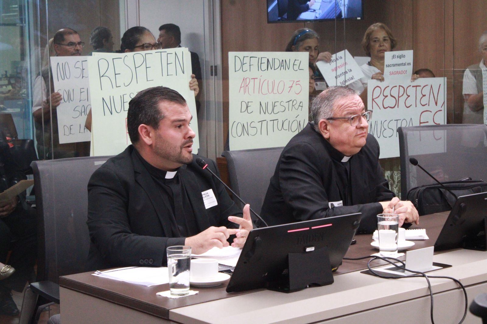 Sacerdotes se oponen a ley que les pide romper el secreto de confesión