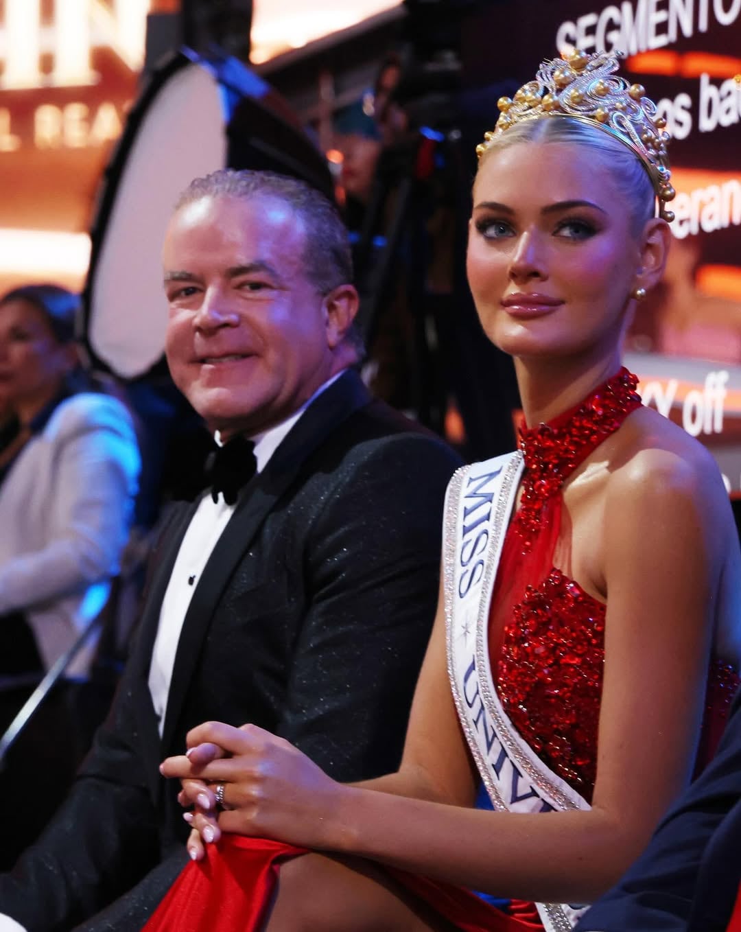 Victoria Kjaer ganó Miss Universo 2024 y mantuvo cercanía pública con Raúl Rocha durante su año de reinado. Esa relación generó comentarios sobre posible favoritismo dentro del certamen.
