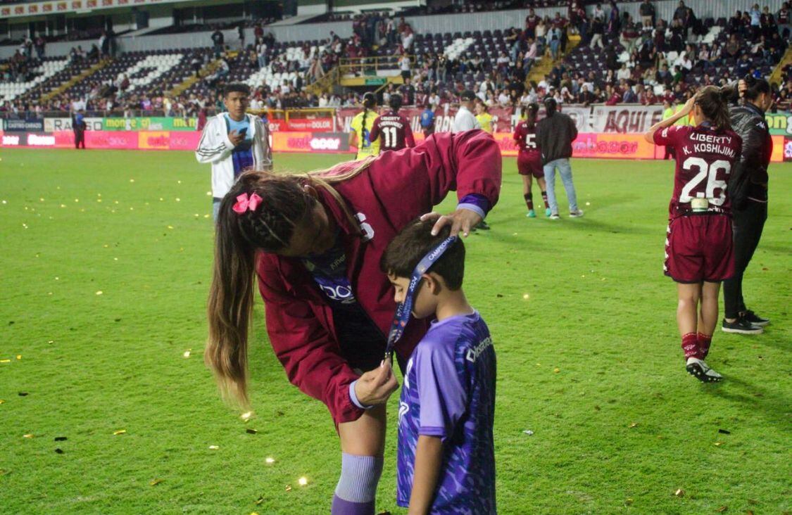 Julieth cada vez que gana un título con Saprissa, se lo dedica a Emiliano. Foto: Cortesía.