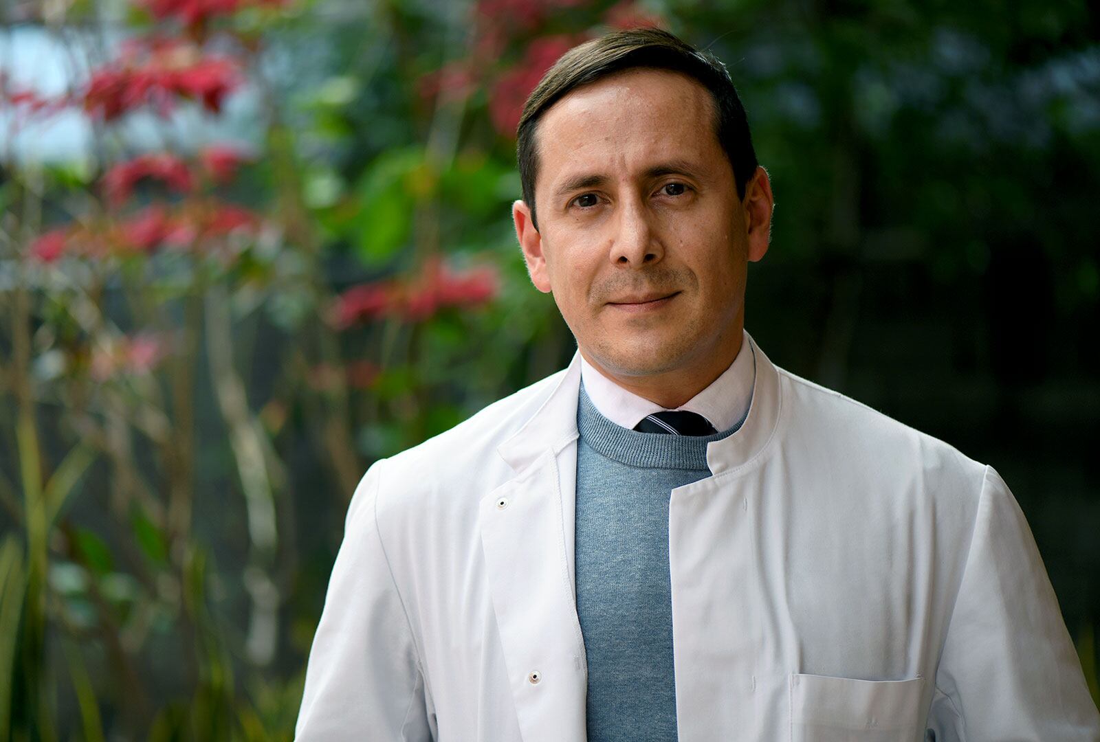 El doctor de la UCR, doctor Edward Castro Santa, le realizó al mismo tiempo, el 23 de mayo del 2018, un trasplante split simultáneo y sincronizado de hígado, de un donador fallecido a la niña Rocío Castillo Villalobos y a doña Rosaura Jiménez Calderón