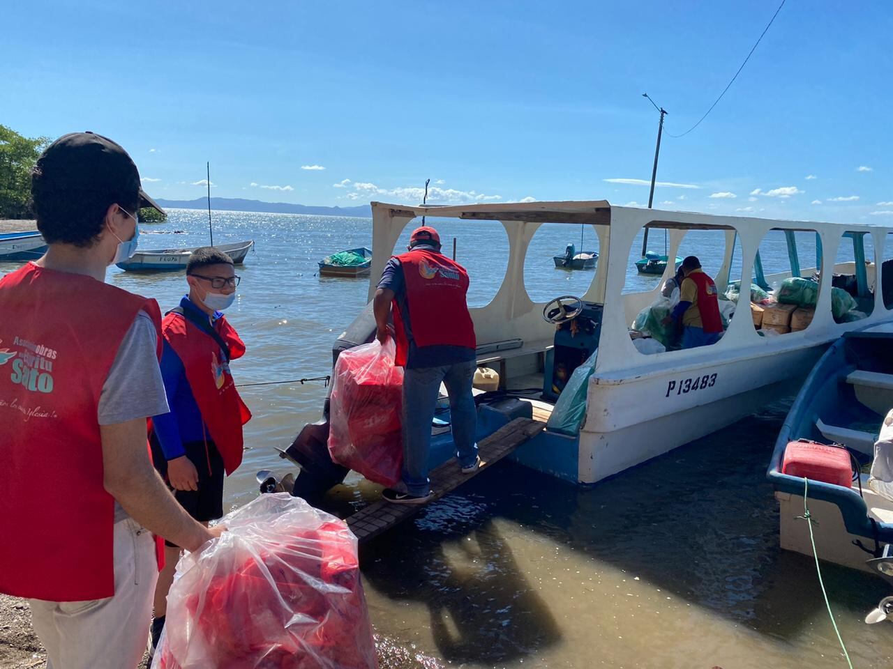 Desde el 13 y hasta el 20 de diciembre, Obras del Espíritu Santo, lideradas por el sacerdote Sergio Valverde, recorrió todo el país repartiendo jamita y regalos a 35 mil niños.