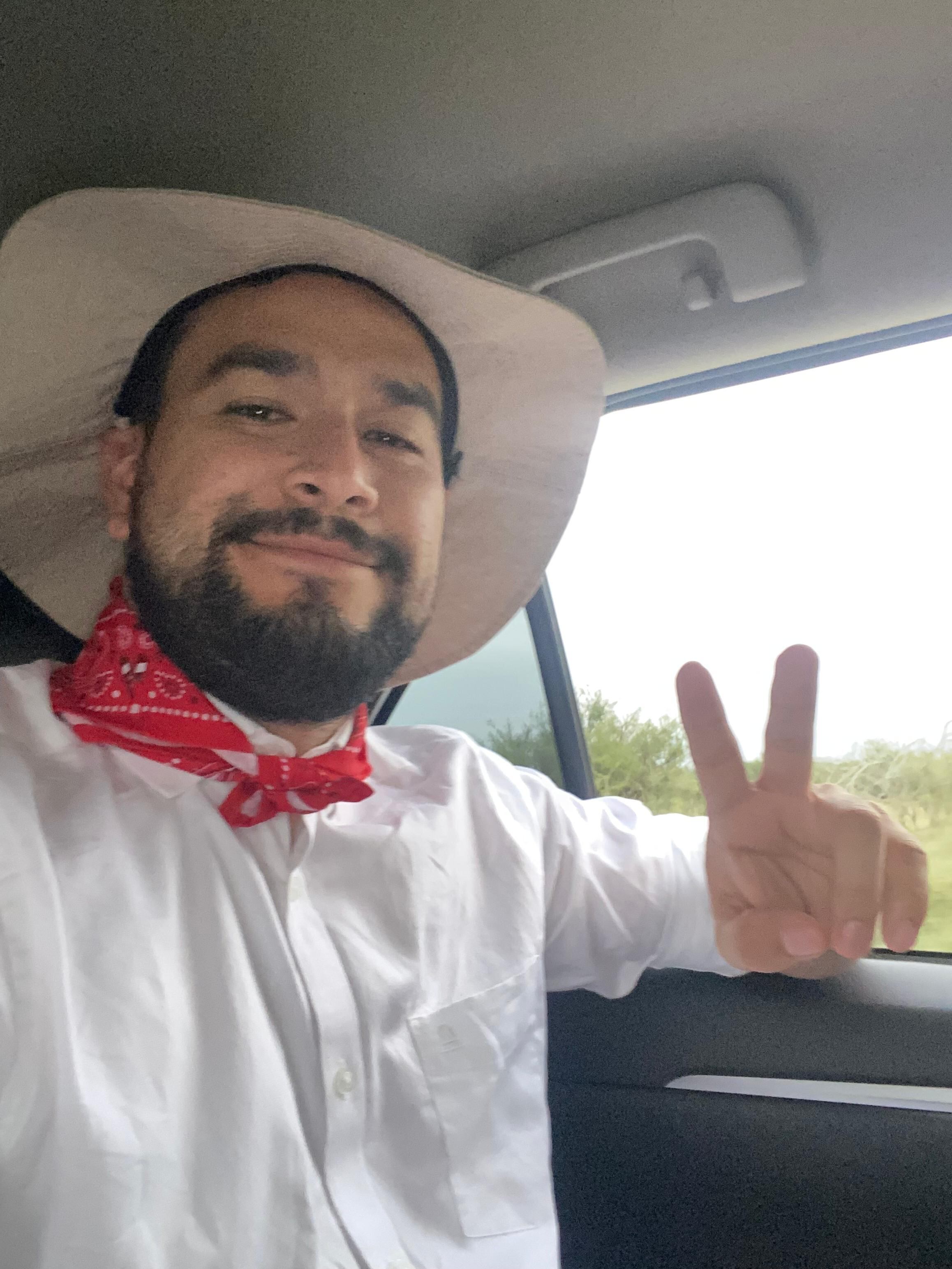 A Mario Porras Nájera le toca meterse todos los días en las presas de San José centro y cuando sintió que se estaba cargando demasiado de estrés y desesperación ante las calles convertidas en parqueos, tomó una muy alegre decisión, ponerse a karaokear dentro de su carro