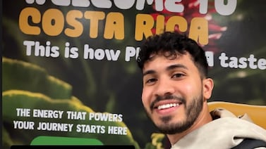 Elecciones 2026: Araya Vlogs se bajó del avión y se fue a votar