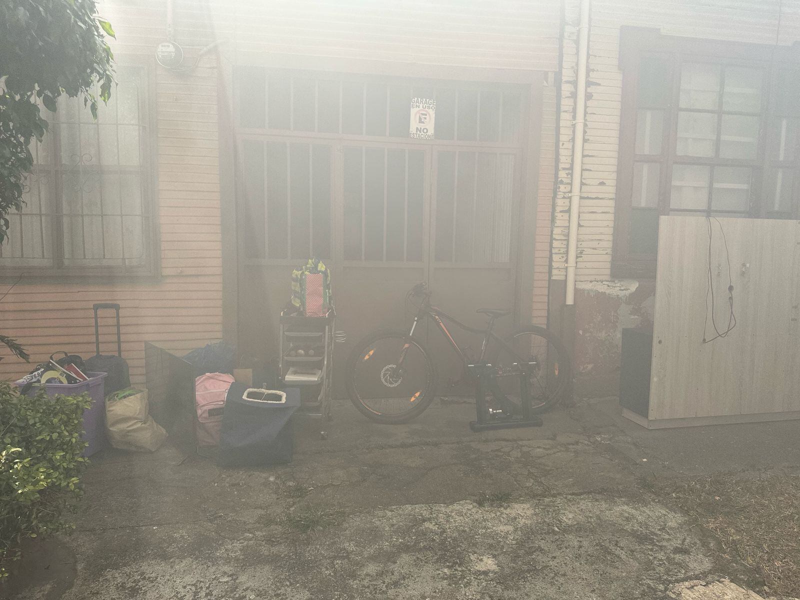 Vecinos de Cinco Esquinas de Tibás sacaron sus pertencias a la calle ante el miedo de verse afectados por el fuego en sus casas. Foto: Alejandra Morales