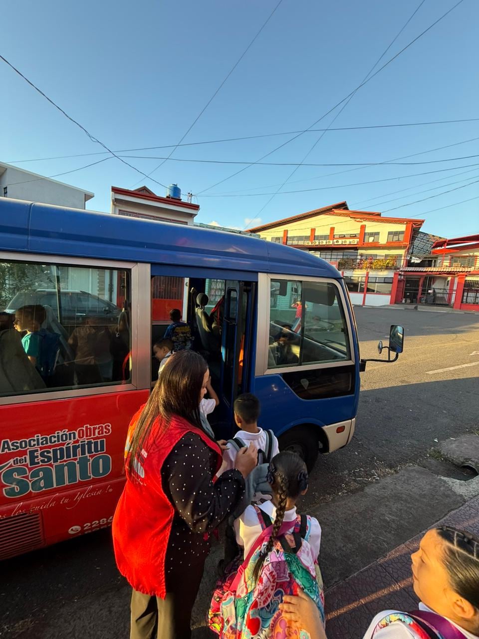 En las Obras del Espíritu Santo el padre Sergio Valverde también va a clases. Foto: Eduardo Vega