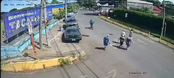 Ciclista atropelló a adulta mayor en Grecia