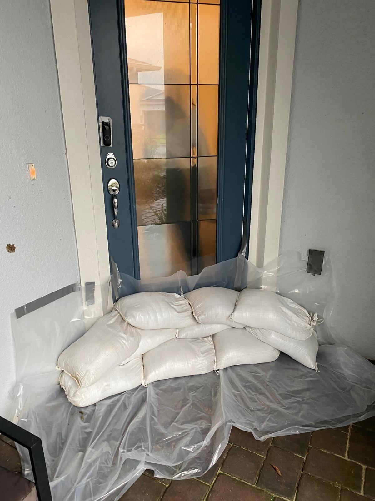 Don Jorge “Coco” Garro, asegura que por donde él vive el huracán Milton solo pasará en categoría 2 y por eso no evacua.