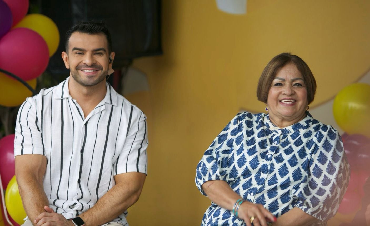 Sergio González, periodista, junto a su tía Nena, María Eugenia González