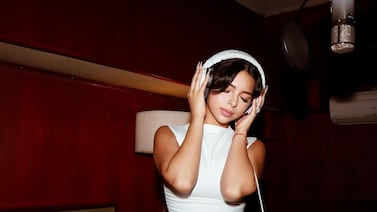 Ángela Aguilar se arrodilló dos veces ante su público durante concierto por este motivo