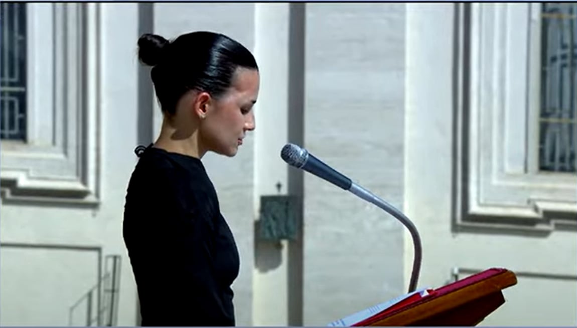 Imagen de costado de Valeria Valverde, la joven que fue sanada por intercesión de Carlo Acutis, leyó la primera intención de la oración de los fieles.
