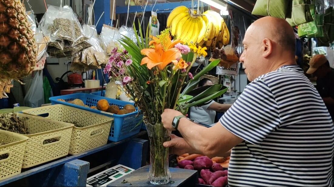 Ricardo Brenes Aguilar tiene 23 años de chinear la imagen del Sagrado Corazón de Jesús en el mercado de Cartago